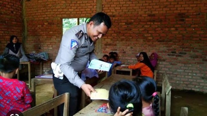 Aipda Ralon Hauston Manurung membangun sekolah di Riau