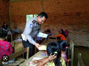 Kisah Aipda Ralon Jual Perhiasan Istri demi Bangun Sekolah di Pedalaman Riau