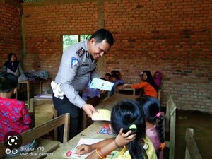 Kisah Aipda Ralon Jual Perhiasan Istri demi Bangun Sekolah di Pedalaman Riau