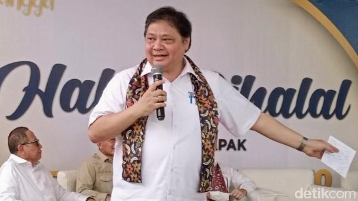 Menko Perekonomian sekaligus Ketum DPP Partai Golkar, Airlangga Hartarto berkunjung ke Purworejo, Jawa Tengah, Jumat (28/4/2023).