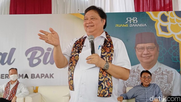 Menko Perekonomian sekaligus Ketum DPP Partai Golkar, Airlangga Hartarto berkunjung ke Purworejo, Jawa Tengah, Jumat (28/4/2023).