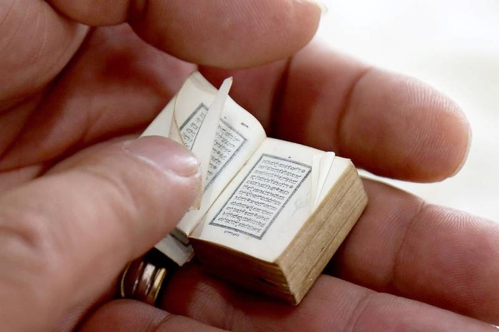 Al-Qur'an kecil seukuran prangko
