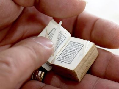 Al-Quran Seukuran Prangko di Albania yang Punya Sejarah Unik