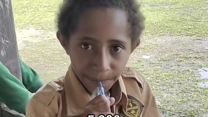 Anak sekolah di Papua membeli air putih harga Rp 5.000, viral di media sosial.