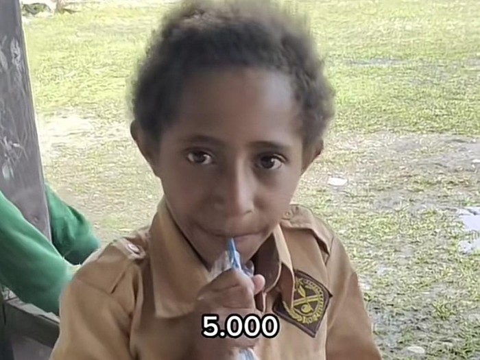 Anak sekolah di Papua membeli air putih harga Rp 5.000, viral di media sosial.