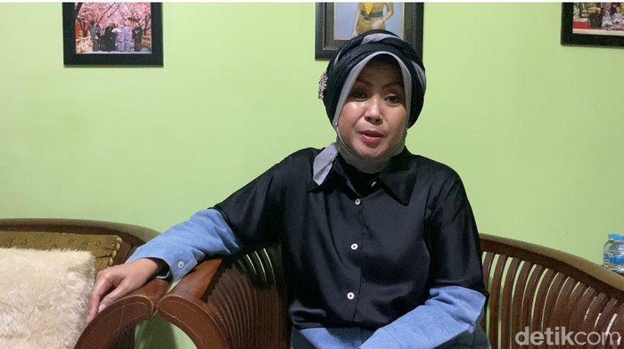 Anie Carera saat berada di rumah orang tuanya di Madiun.