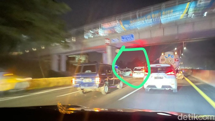 Avanza kecelakaan tunggal di Tol Waru