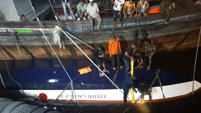 Bakamla RI ikut mengevakuasi korban kapal SB Evelin Calisca 01 yang terbalik. (Dok. Bakamla RI)