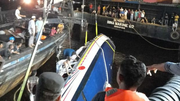 Bakamla RI ikut mengevakuasi korban kapal SB Evelin Calisca 01 yang terbalik. (Dok. Bakamla RI)