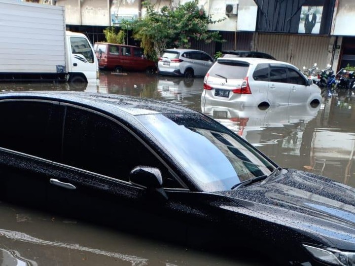 banjir di jalan mayjend sungkono dampak hujan deras hingga kendaraan terendam banjir