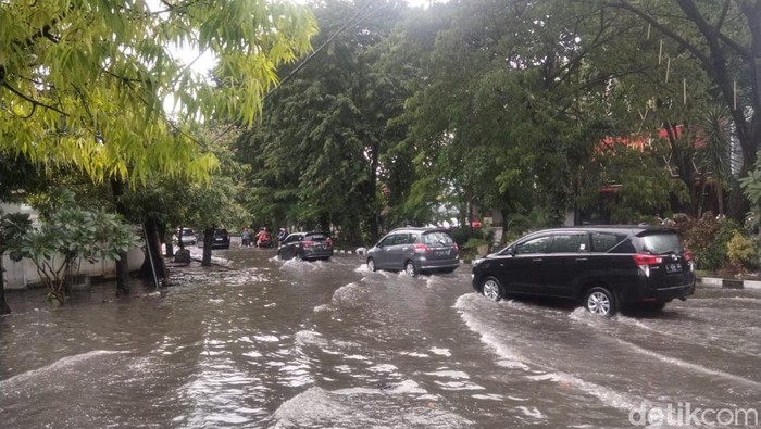 Banjir di Jalan Prapanca dan Jalan Dr Soetomo arah perempatan Jalan Diponegoro Surabaya