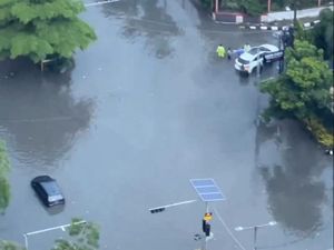 Mayjend Sungkono Banjir, Banyak Mobil Mogok hingga Terjebak Macet Panjang