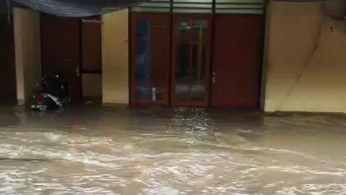 Hujan lebat mengakibatkan banjir di sejumlah titik di Kota Praya. Bahkan, rumah dinas Kapolres Praya ikut terendam banjir.