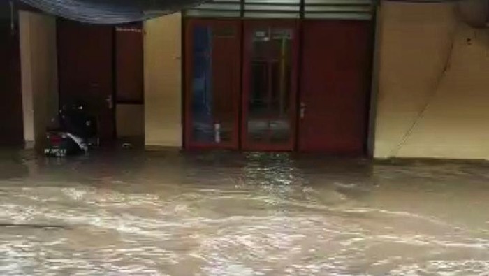 Hujan lebat mengakibatkan banjir di sejumlah titik di Kota Praya. Bahkan, rumah dinas Kapolres Praya ikut terendam banjir.