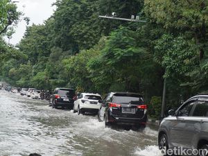 Jl Mayjen Sungkono Surabaya Banjir, Banyak Mobil Mogok hingga Terjebak