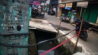 Sebelum dipasang guardrail dan tanggul, lokasi ini kerap membuat pesepeda motor terperosok, terutama saat jalanan tergenang.