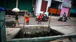 Bikin Pemotor Terperosok, Got di Kramatjati Dipagari Tali Rafia