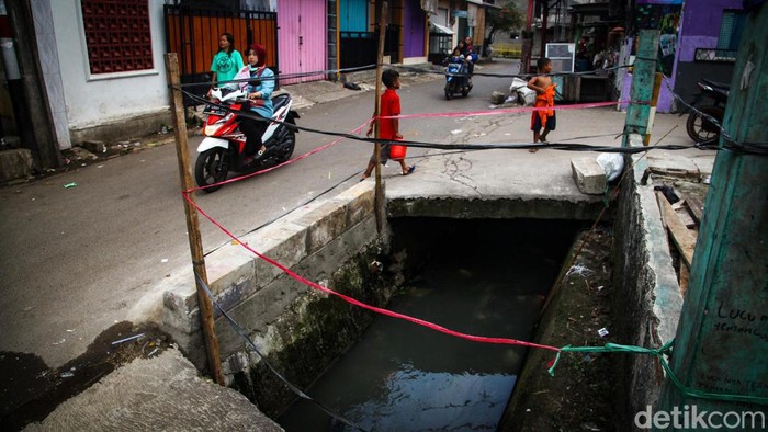 Got di Kramatjati, Jakarta Timur ini kerap membuat pesepeda motor terperosok. Kini got itu dipasangi beton pembatas dan dipagari tali.