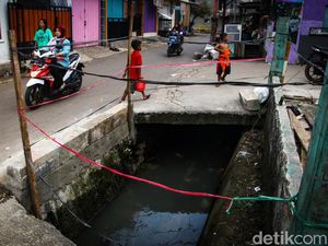 Bikin Pemotor Terperosok, Got di Kramatjati Dipagari Tali Rafia