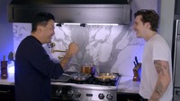 Sesekali Brooklyn mengajak teman-temannya untuk memasak bersama di rumah. Mulai dari proses hingga mencicipi makanan dilakukan dengan seru. Foto: Instagram/brooklynpeltzbeckham