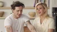 Brooklyn Beckham dan Nicola Peltz, istrinya, tak sungkan pamer kemesraan saat memasak bersama. Momen memecahkan telur saja berubah menjadi begitu romantis. Foto: Instagram/brooklynpeltzbeckham