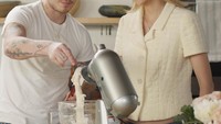 Brooklyn Beckham mengajarkan istrinya memasak dengan sabar. Saat membuat roti secara manual di rumahnya, tahapan memasaknya dijelaskan kepada Nicola. Foto: Instagram/brooklynpeltzbeckham