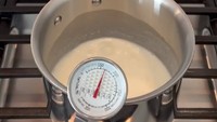 Kegemarannya terhadap memasak membuat Brooklyn senang mengoleksi berbagai alat memasak. Termasuk termometer khusus untuk mengukur suhu makanan di atas kompor. Foto: Instagram/brooklynpeltzbeckham
