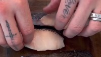 Selain membuat pasta dan roti-rotian, mengolah ikan juga menjadi keahlian Brooklyn Beckham. Ikan yang segar berhasil menjadi hidangan yang lezat di tangannya. Foto: Instagram/brooklynpeltzbeckham