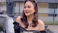 Belum lama merayakan ulang tahun, Dinda Safay mendapat kue yang lucu. Kue dengan gradasi hijau dan hitam dipegangnya sebagai sebuah kejutan. Foto: Instagram/dindasafay