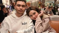 Bersama adiknya, Dinda Safay juga asyik menyantap makan malam. Berbagai olahan seafood dipesan untuk disantap sebagai makan malam. Foto: Instagram/dindasafay