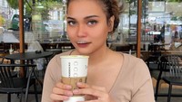 Ketika bersantai, Dinda Safay memesan kopi sebagai teman relaksasinya. Segelas green tea latte, diseruputnya dengan hangat. Foto: Instagram/dindasafay