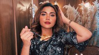 Makan malam di restoran menjadi kegiatan favoritnya. Seporsi makanan yang lezat dengan minuman segar dipesan untuk mengatasi laparnya. Foto: Instagram/dindasafay