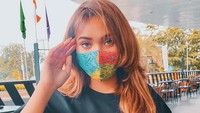 Melipir ke kafe adalah agenda wajib ketika ia pergi keluar rumah. Kali ini minuman rasa buah dipilih Dinda Safay untuk menyegarkan tenggorokan. Foto: Instagram/dindasafay