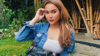 Menyambangi restoran bernuansa tradisional juga kegemaran Dinda Safay. Ia memesan mie goreng dengan cita rasa Nusantara. Foto: Instagram/dindasafay