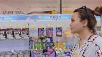 Untuk memenuhi kebutuhannya sehari-hari, ia belanja sendiri ke supermarket. Mulai dari camilan, lauk pauk hingga mainan juga dibelinya untuk persediaan di rumah. Foto: Instagram/dindasafay