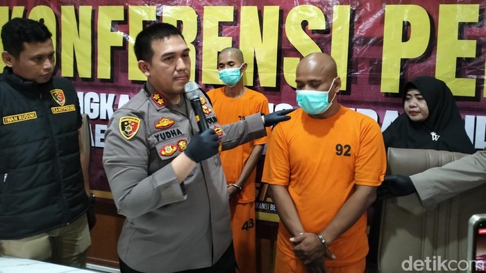 Dua tersangka calo tenaga kerja untuk kawasan industri di Serang (Foto: Bahtiar Rifai/Detikcom)