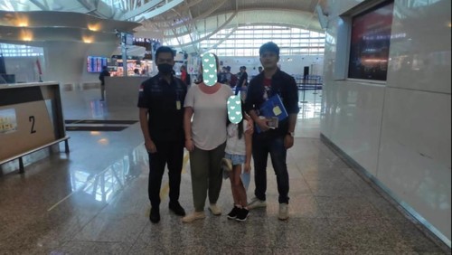 Dua WNA Britania Raya dideportasi oleh Kantor Imigrasi Ngurah Rai Bali karena overstay dan tak mampu membayar biaya overstay.