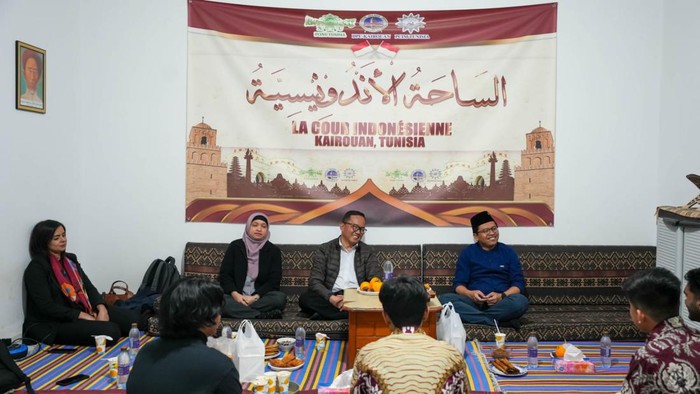 Duta Besar Republik Indonesia untuk Tunisia, Zuhairi Misrawi, melakukan blusukan ke Mahasiswa Indonesia di Kairouan (dok. Ist)