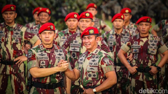 Mayjen Deddy Suryadi resmi menjabat sebagai Danjen Kopassus. Eks ajudan Presiden Jokowi ini menerima pasukan dari Danjen Kopassus sebelumnya, Mayjen Iwan Setiawan.