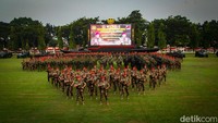 Mayjen Deddy berfoto bersama prajurit Kopassus.
