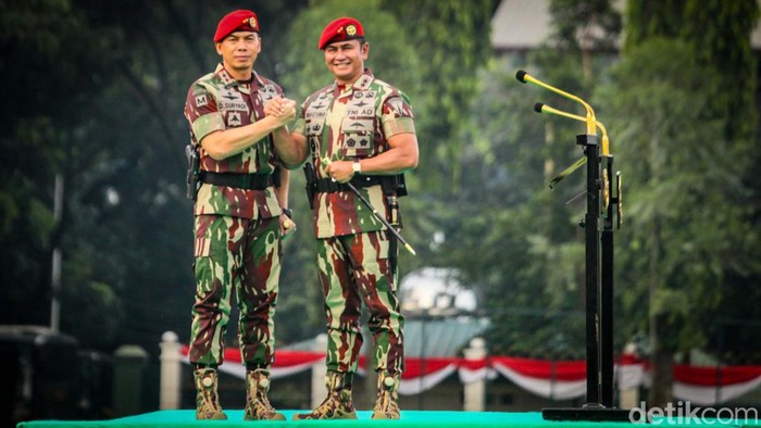 Eks Ajudan Jokowi Mayjen Deddy Suryadi Resmi Terima Pasukan Kopassus Mayjen Deddy Suryadi resmi menjabat sebagai Danjen Kopassus. Eks ajudan Presiden Jokowi ini menerima pasukan dari Danjen Kopassus sebelumnya, Mayjen Iwan Setiawan.