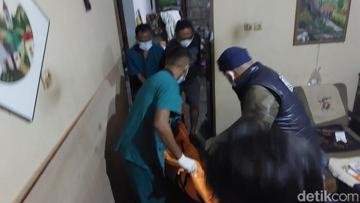 Evakuasi jenazah pasutri yang ditemukan meninggal di rumahnya di Jember