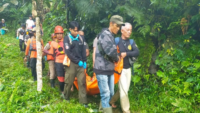 Evakuasi jenazah siswa SMP yang tenggelam di Curug Sentral Sukabumi, Jumat (28/4/2023).