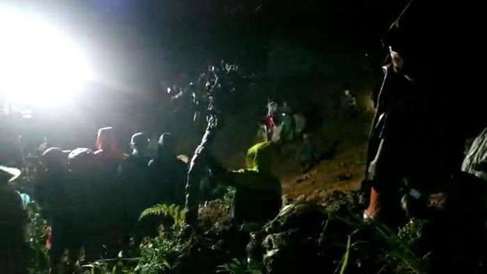 Evakuasi korban tertimpa tanah longsor di Desa Derongisor, Kecamatan Mojotengah, Wonosobo, Jumat (28/4/2023) malam.