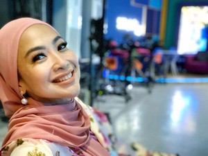 Bergetar Suara Feni Rose Ceritakan Momen Putuskan Berhijab
