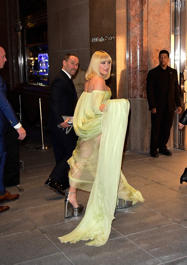 Aktris asal Inggris ini tiba di lokasi acara dalam balutan gaun hijau. Ia berjalan sambil mengangkat gaun tersebut sehingga mengekspos platform heels silver yang super tebal. (Foto: Raymond Hall/GC Images)