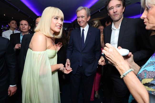 Florence Pugh juga tampak akrab dengan orang terkaya di dunia, yang bukan lain adalah Bernard Arnault, pendiri dan CEO LVMH, perusahaan yang menaungi Tiffany & Co.. (Foto: Cindy Ord/Getty Images for Tiffany & Co.)