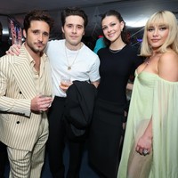 Acara ini sekaligus menjadi momen reuni bagi Florence Pugh. Ia sempat berfoto bersama Brooklyn Beckham dan istrinya, Nicola Peltz Beckham. Nicola dan Florence merupakan para muse Valentino. (Foto: Cindy Ord/Getty Images for Tiffany & Co.)