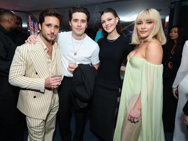 Acara ini sekaligus menjadi momen reuni bagi Florence Pugh. Ia sempat berfoto bersama Brooklyn Beckham dan istrinya, Nicola Peltz Beckham. Nicola dan Florence merupakan para muse Valentino. (Foto: Cindy Ord/Getty Images for Tiffany & Co.)