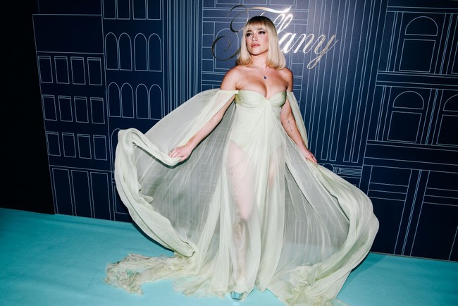 Gaun strapless rancangan Direktur Kreatif Valentino Pierpaolo Piccioli tersebut hadir dalam material menerawang sukses mempertegas aura seksi Florence Pugh. (Foto: Nina Westervelt/Variety via Getty Images)